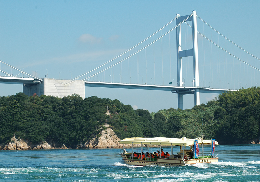 Tidal observation boats and the Kurushima Kaikyo Bridge